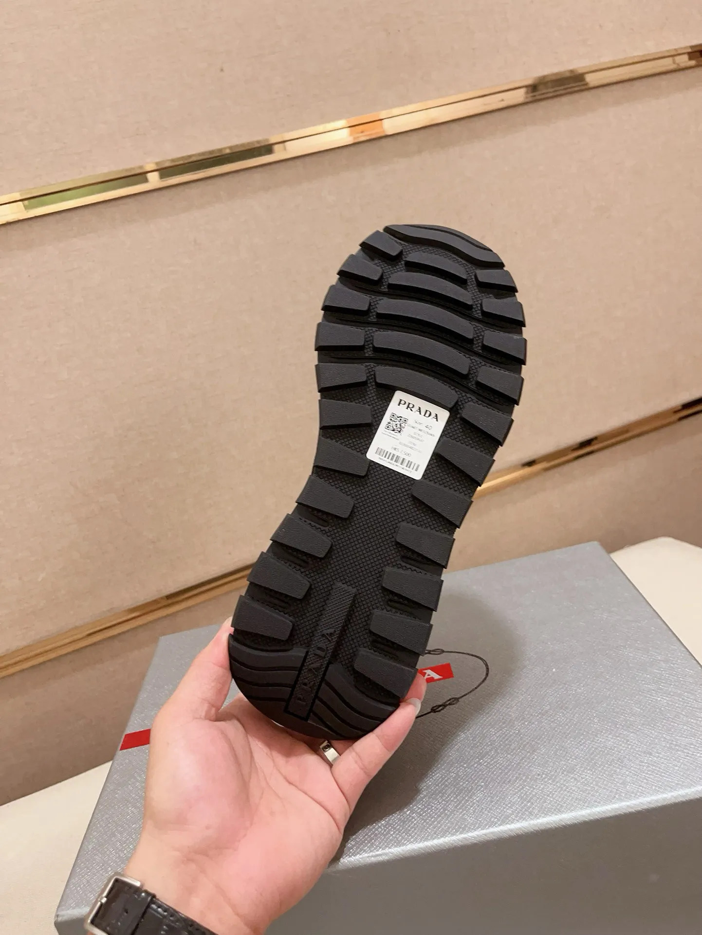 Men's shoes 💰 580💰 ✔️✔️✔️High-quality new PRADA counters are launched simultaneously. The new men's shoes and 😘 fabrics are made of selected first-layer cowhide with superb craftsmanship. Lining: Full cowhide lining. 👍🏿 High-end ☄️ air-cushion molded anti-slip rubber outsole, exquisite lines, simple and elegant, comfortable and high-end for leisure travel. Code number: 38 to 45 (can be customized to 46 to 47, non-refundable)